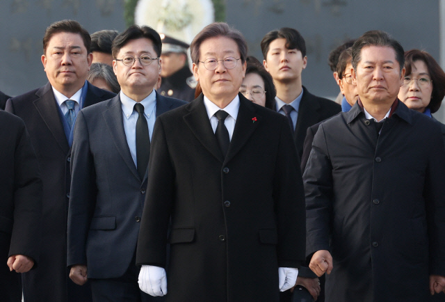 이재명 대표 현충원 참배   더불어민주당 이재명 대표가 1일 국립서울현충원을 참배하고 있다. 2024.1.1  [연합뉴스]